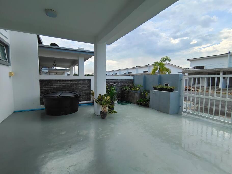 Rumah Aina Homestay Bukit Changgang Private Pool Kampong Melot المظهر الخارجي الصورة