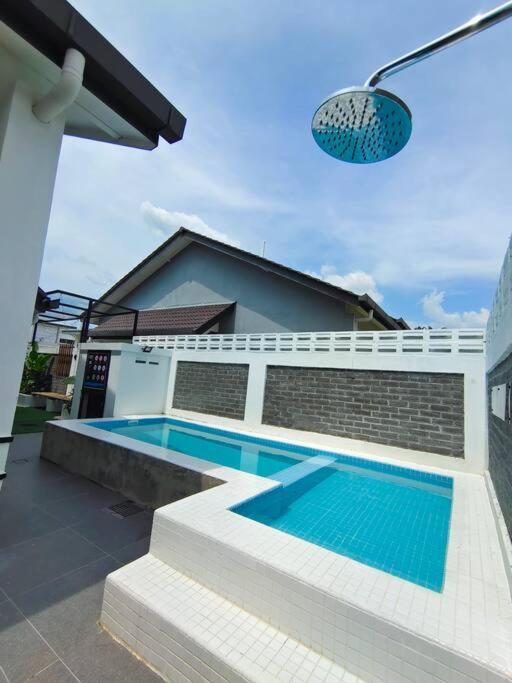 Rumah Aina Homestay Bukit Changgang Private Pool Kampong Melot المظهر الخارجي الصورة