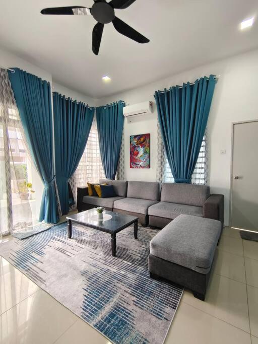 Rumah Aina Homestay Bukit Changgang Private Pool Kampong Melot المظهر الخارجي الصورة
