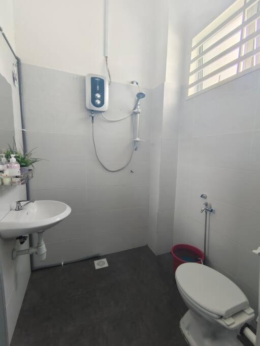 Rumah Aina Homestay Bukit Changgang Private Pool Kampong Melot المظهر الخارجي الصورة