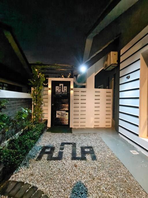 Rumah Aina Homestay Bukit Changgang Private Pool Kampong Melot المظهر الخارجي الصورة