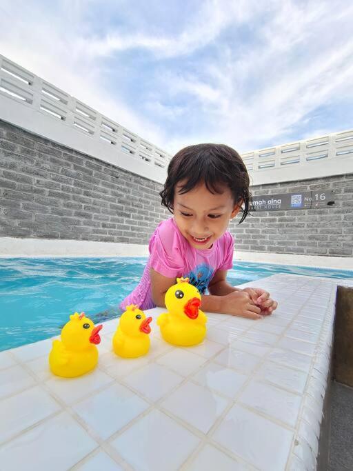Rumah Aina Homestay Bukit Changgang Private Pool Kampong Melot المظهر الخارجي الصورة