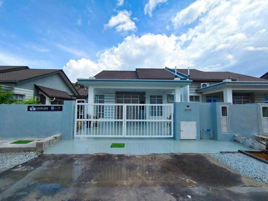 Rumah Aina Homestay Bukit Changgang Private Pool Kampong Melot المظهر الخارجي الصورة