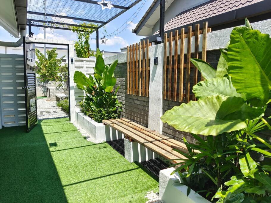 Rumah Aina Homestay Bukit Changgang Private Pool Kampong Melot المظهر الخارجي الصورة
