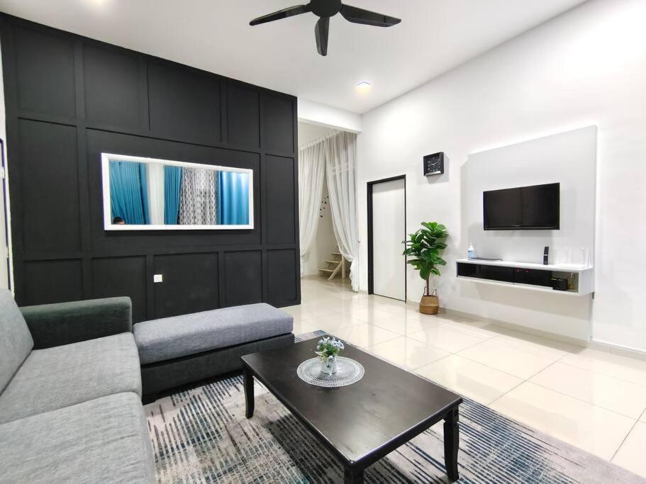 Rumah Aina Homestay Bukit Changgang Private Pool Kampong Melot المظهر الخارجي الصورة