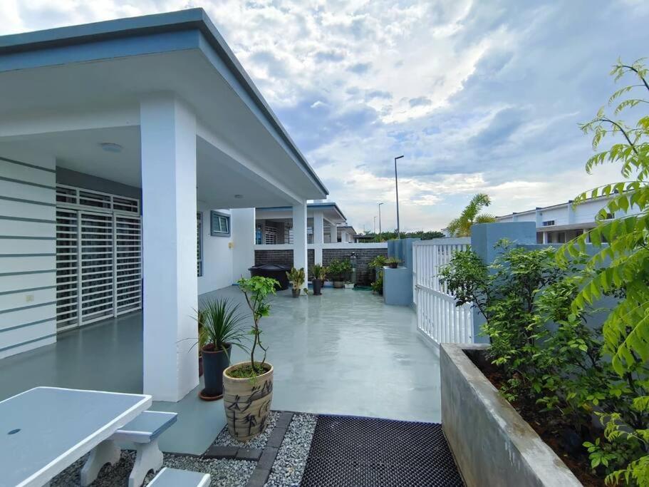 Rumah Aina Homestay Bukit Changgang Private Pool Kampong Melot المظهر الخارجي الصورة